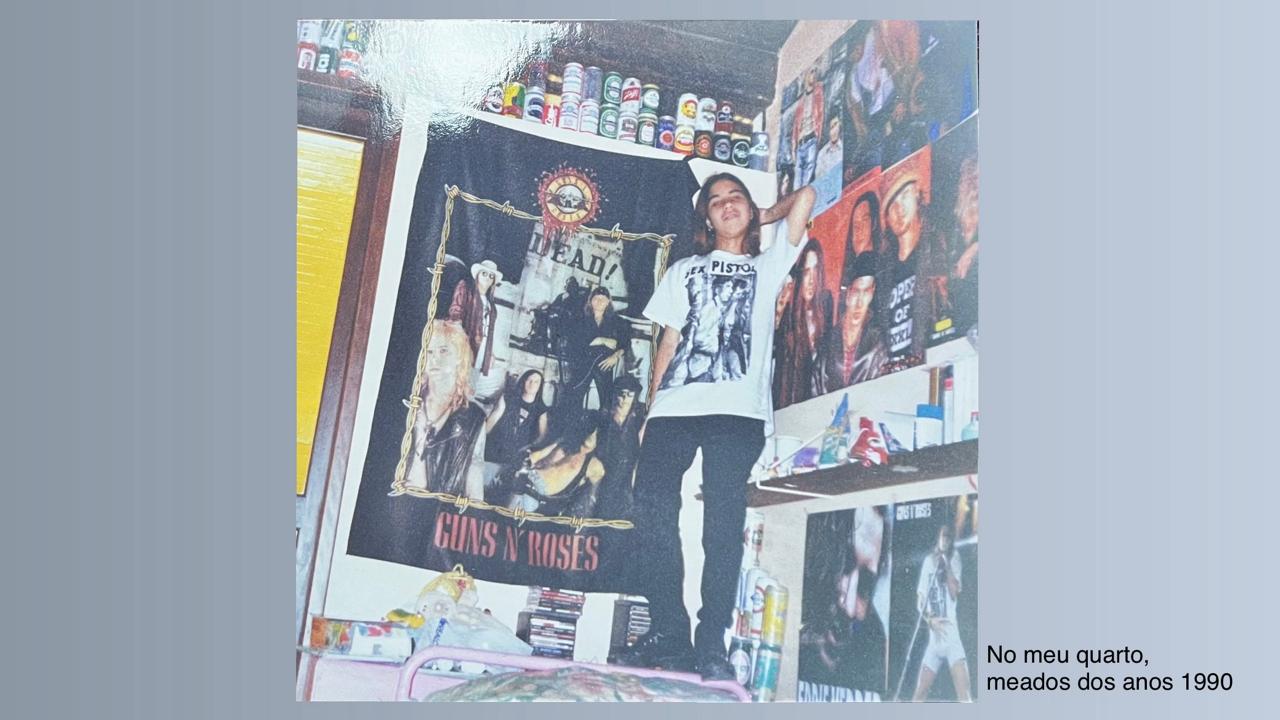 Rachel Sardinha em seu quarto em meados dos anos 1990, cercada por pôsteres de bandas de rock.