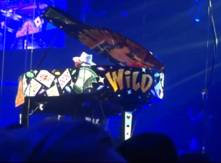 Aquele show do Guns em que o piano voou sobre a plateia