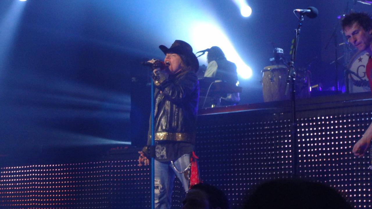 Aquele show do Guns em que o piano voou sobre a plateia
